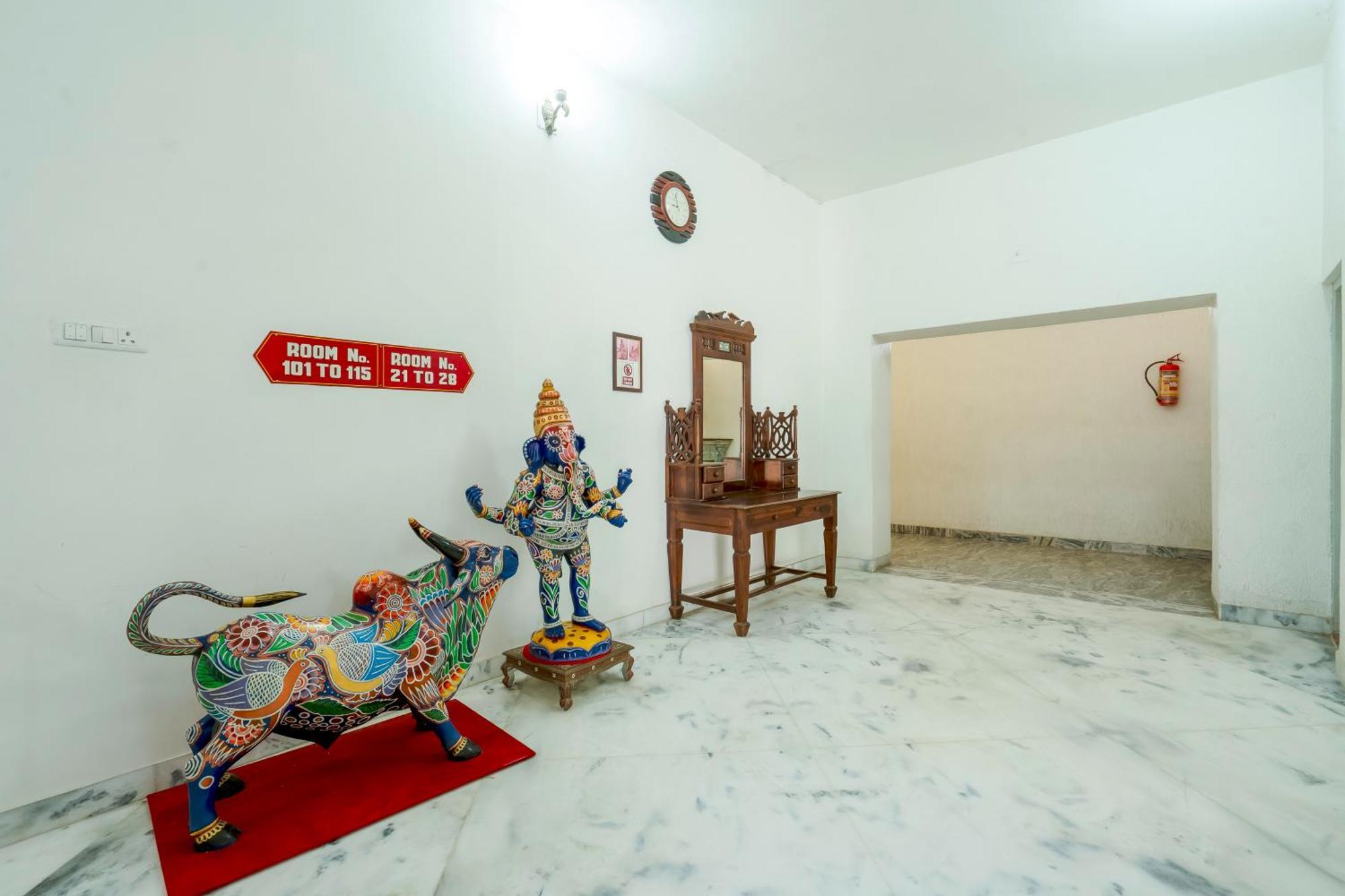 Hotel Chandrawati Palace Абу-Роуд Екстер'єр фото